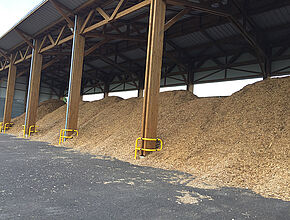 Stockage de plaquettes forestières sur la plateforme de Saramon - Agrandir l'image (fenêtre modale)